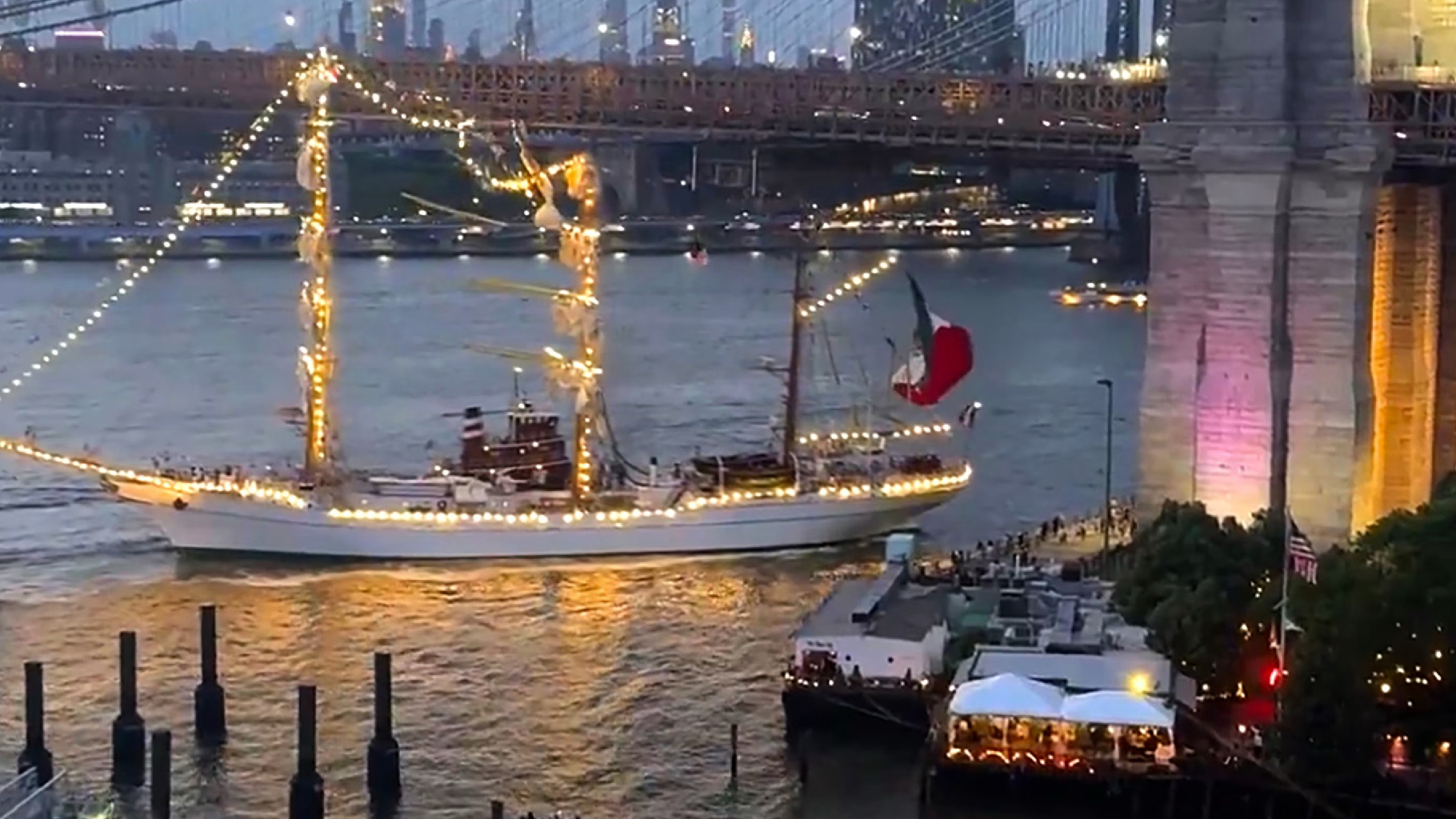 Tragedia a New York, nave scuola messicana urta il ponte di Brooklyn: come è successo