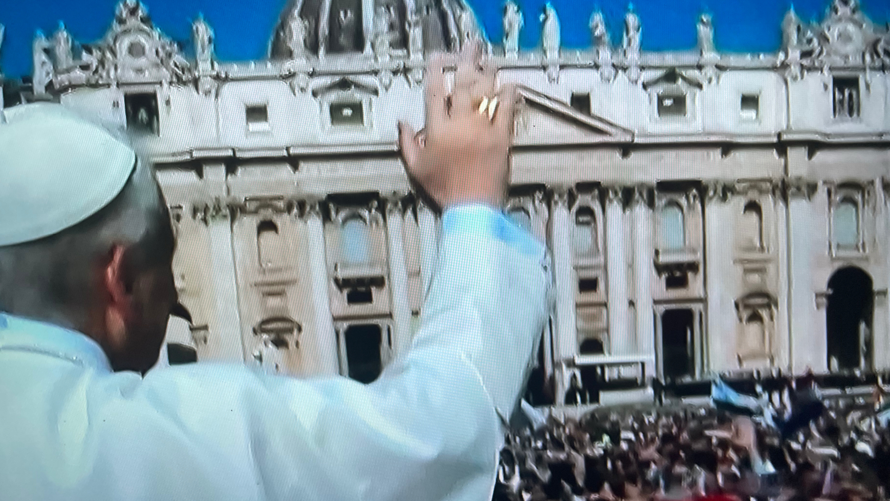 Piazza San Pietro, il giorno dell’abbraccio del nuovo Papa con il suo popolo: il gesto che emoziona