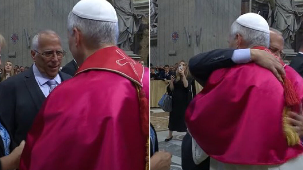 Leone XIV abbraccia il fratello Louis: il gesto fuori protocollo commuove San Pietro Leone XIV abbraccia il fratello Louis: il gesto fuori protocollo commuove San Pietro