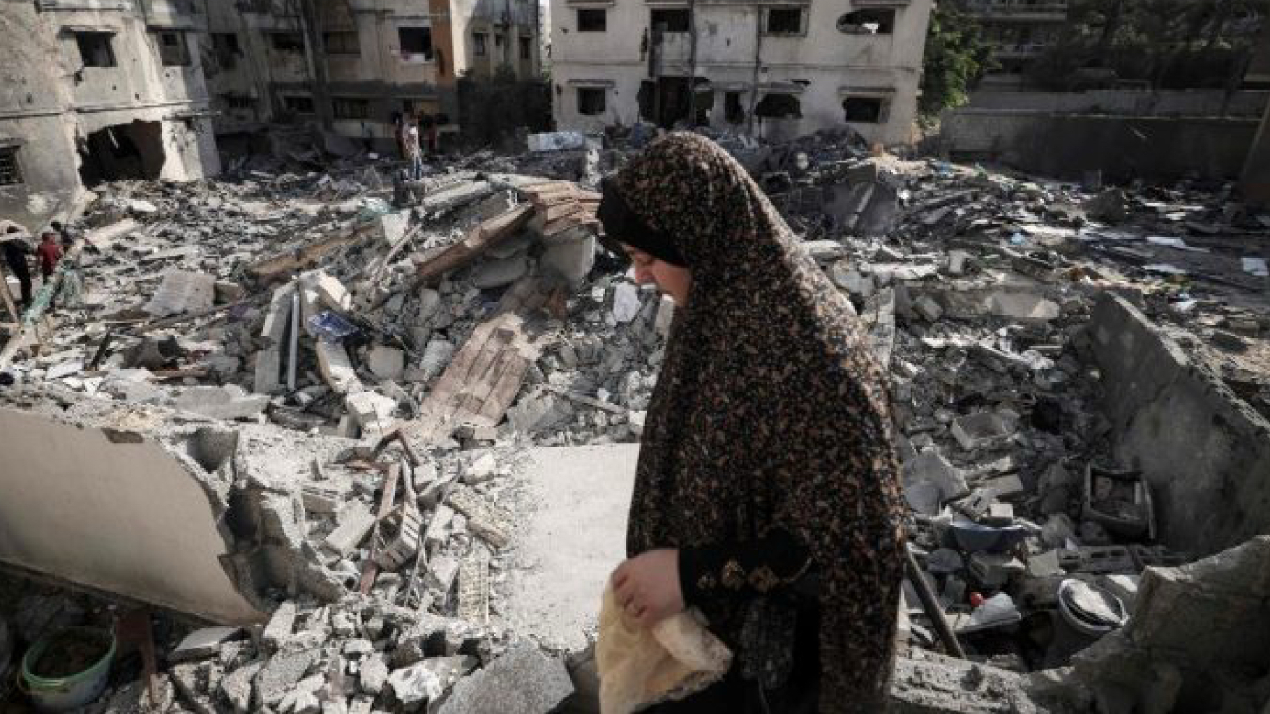 Raid israeliani su Gaza, colpita la casa di una dottoressa: uccisi 9 dei suoi 10 figli