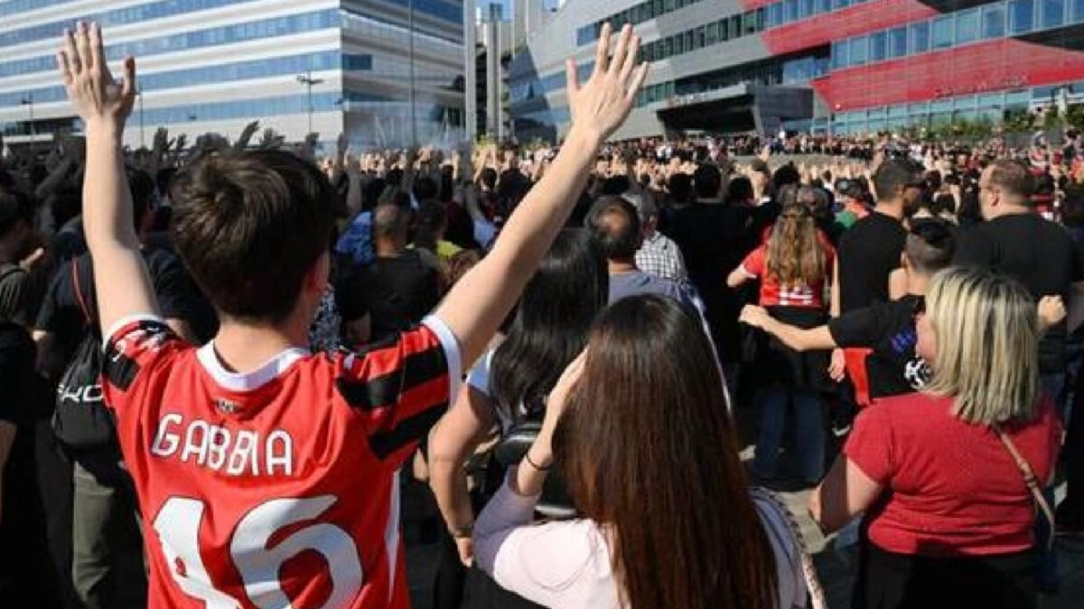 Milan, la curva si ribella: cori e striscioni contro la società. Addio allo stadio Milan, la curva si ribella: cori e striscioni contro la società. Addio allo stadio