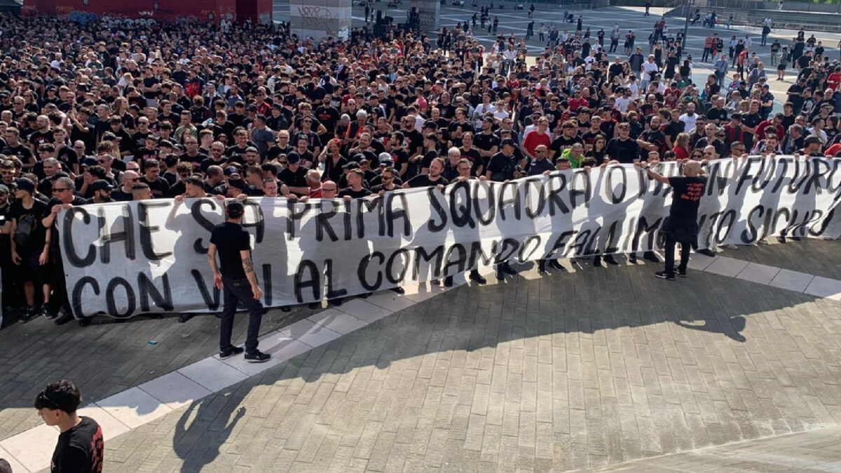 Milan, la curva si ribella: cori e striscioni contro la società. Addio allo stadio