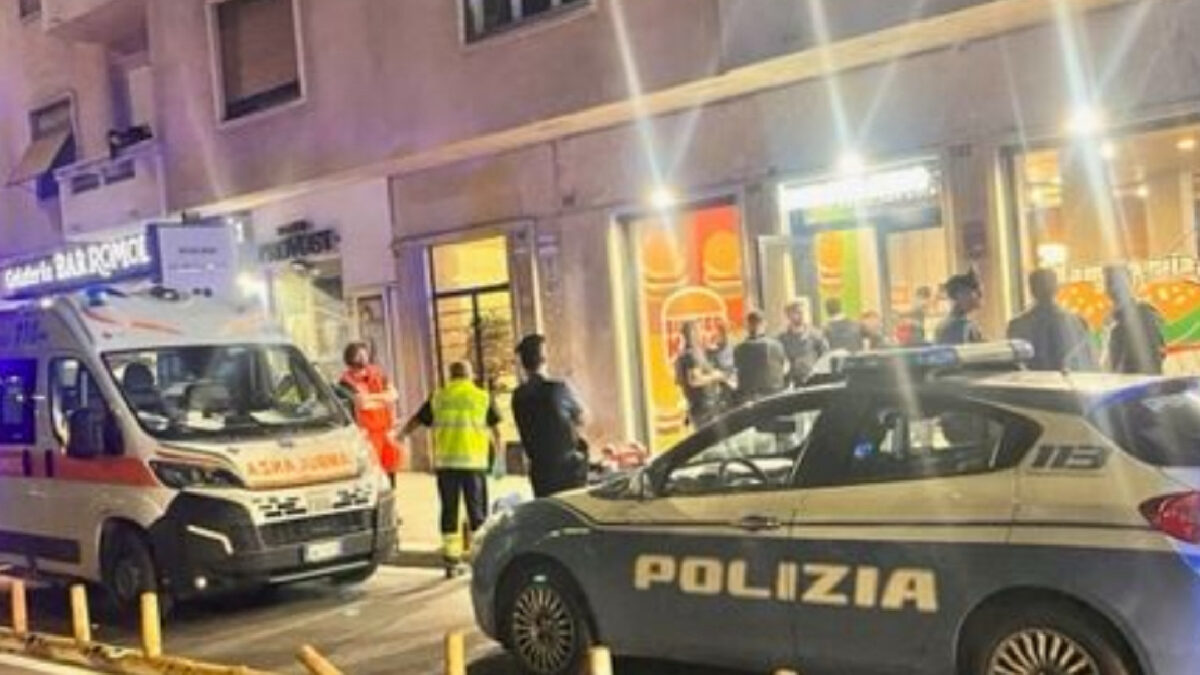 Uomo barricato armato in un Burger King a Roma: terrore nel quartiere Africano Uomo barricato armato in un Burger King a Roma: terrore nel quartiere Africano