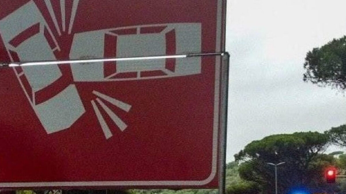 Incidente tremendo, più macchine coinvolte: tutto bloccato Incidente tremendo, più macchine coinvolte: tutto bloccato