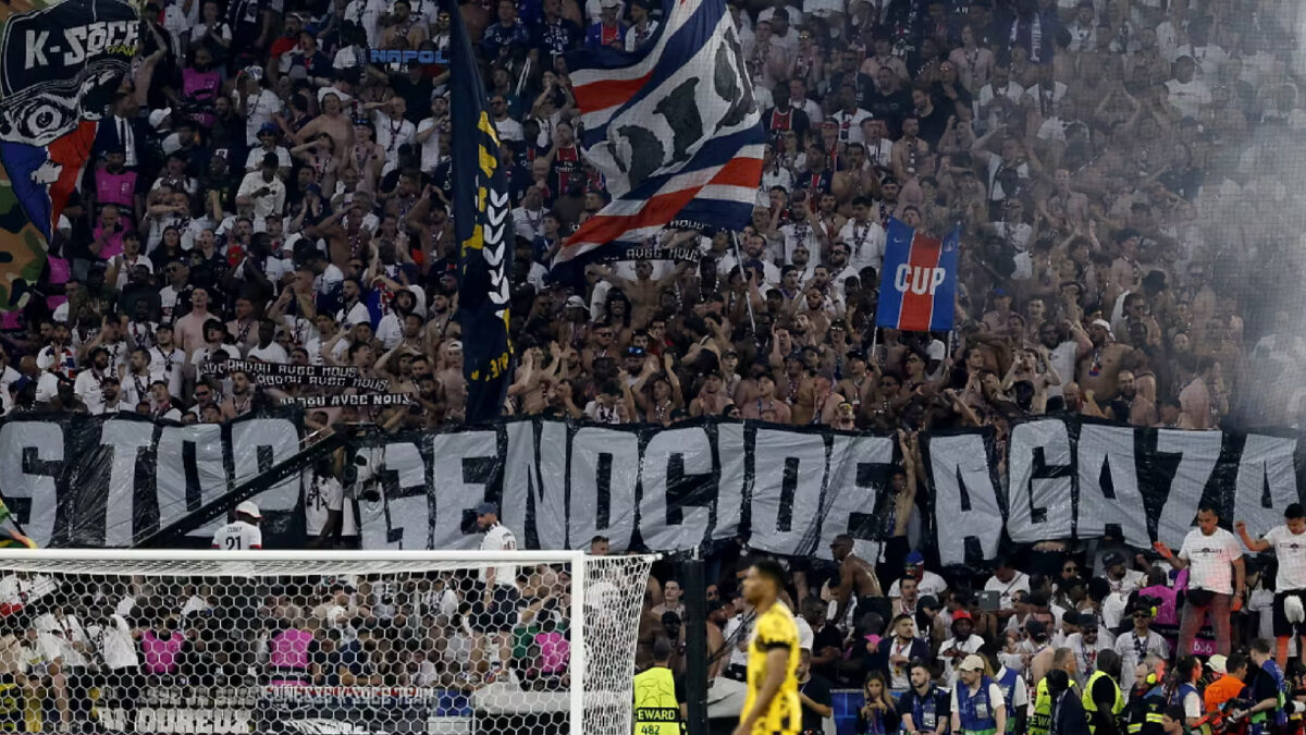 Finale Champions, i tifosi del PSG lo hanno fatto davvero. Lo avete notato? Finale Champions, i tifosi del PSG lo hanno fatto davvero. Lo avete notato?