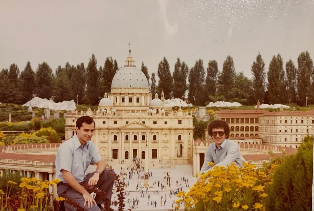 “Ma è lui”. Papa Leone, spunta la foto da giovanissimo: quel legame speciale con l’Italia (e con San Pietro) “Ma è lui”. Papa Leone, spunta la foto da giovanissimo: quel legame speciale con l’Italia (e con San Pietro)