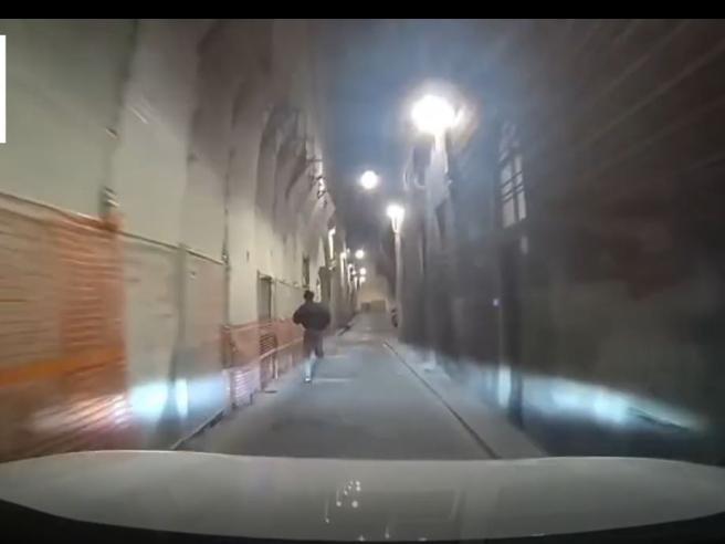 Italia – Aggredisce una donna in mezzo alla strada, il tassista si ferma e accade l’incredibile: il VIDEO Italia – Aggredisce una donna in mezzo alla strada, il tassista si ferma e accade l’incredibile: il VIDEO