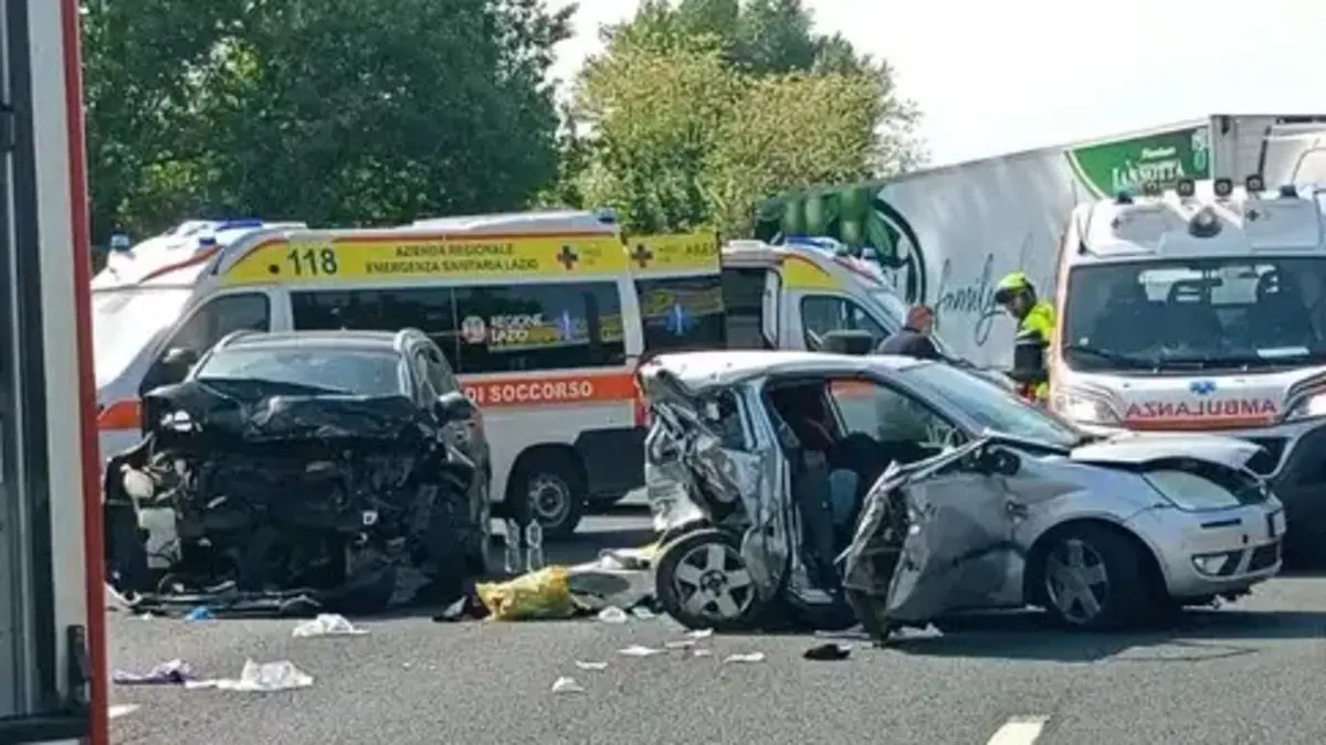 Tragedia in autostrada, famiglia distrutta: morti padre e figlio di solo 8 anni Tragedia in autostrada, famiglia distrutta: morti padre e figlio di solo 8 anni