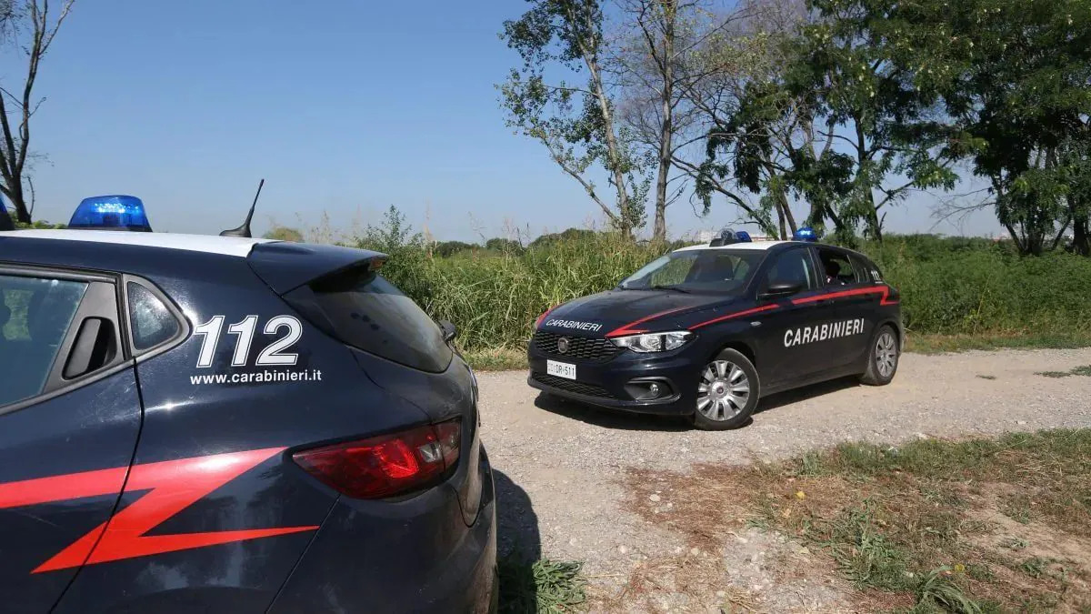Ragazzo accoltellato alla gola trovato morto sulla riva del fiume: “Una scia di sangue” Ragazzo accoltellato alla gola trovato morto sulla riva del fiume: “Una scia di sangue”
