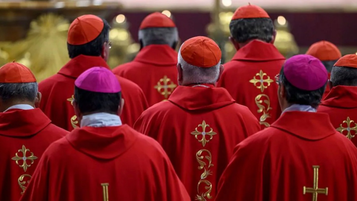 Conclave: tutto sull’ultima notte di libertà dei cardinali: selfie, bucato e… Conclave: tutto sull’ultima notte di libertà dei cardinali: selfie, bucato e…