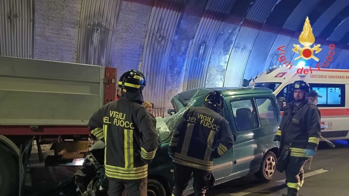 Tragedia sulla Statale 280: auto si schianta contro camion fermo in galleria, due morti Tragedia sulla Statale 280: auto si schianta contro camion fermo in galleria, due morti
