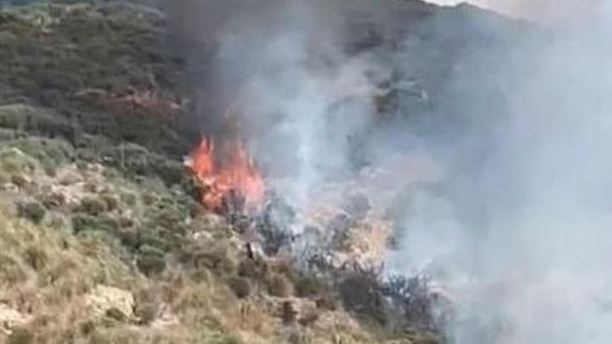Incendio spaventoso in Italia, una casa avvolta dalle fiamme: famiglie in fuga