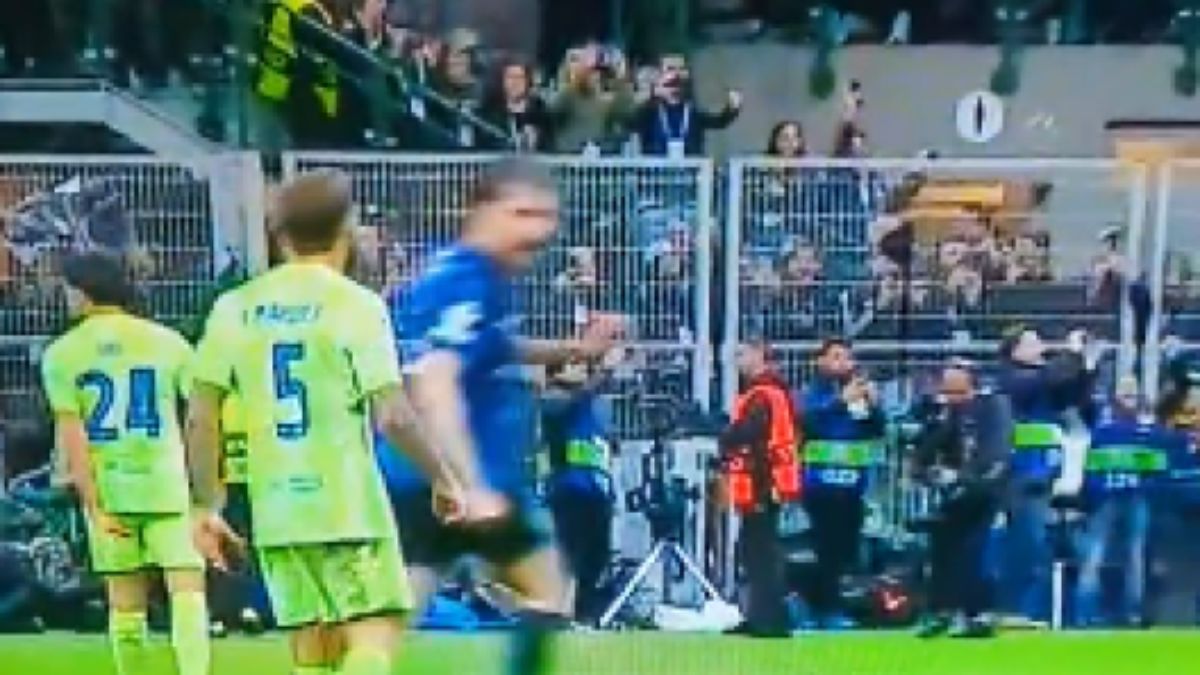 Sputo, minacce e rissa in campo: Inter e Barcellona, in campo succede di tutto Sputo, minacce e rissa in campo: Inter e Barcellona, in campo succede di tutto