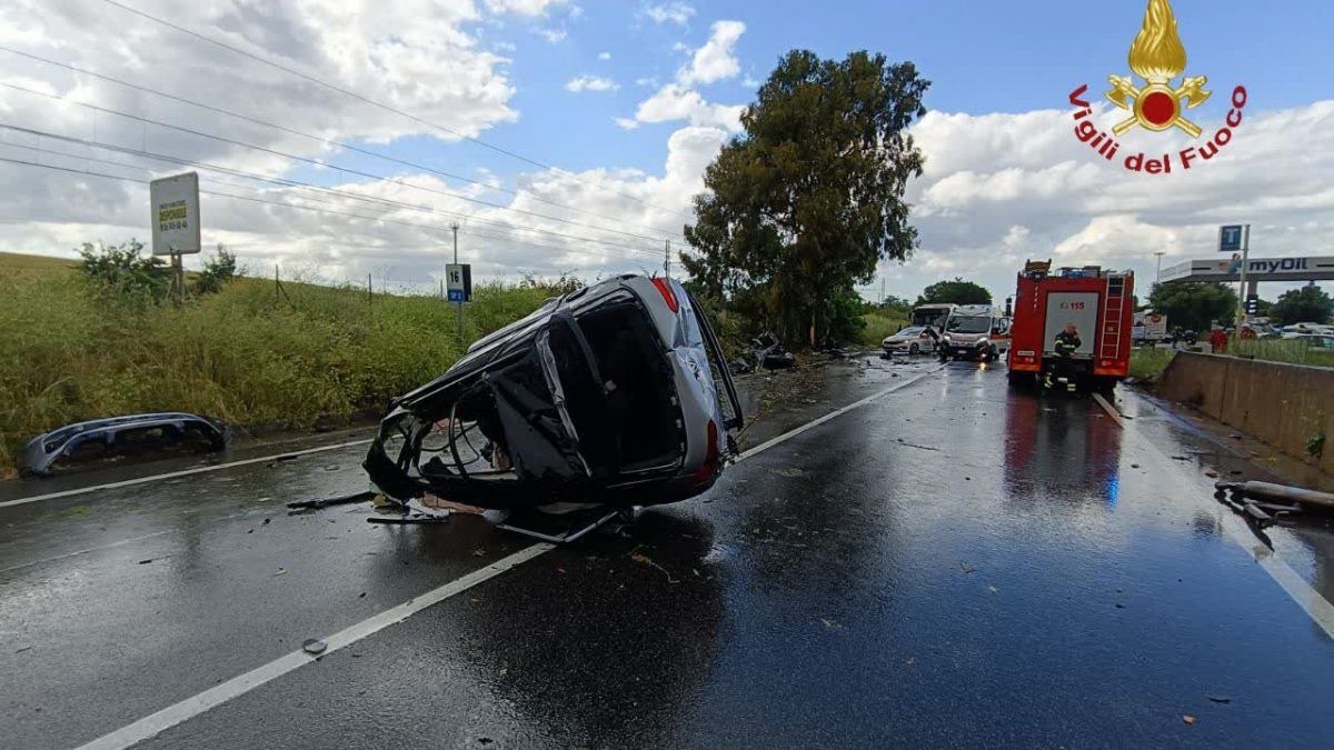 L’auto si schianta contro l’albero, morti e feriti: tragedia in Italia, traffico paralizzato L’auto si schianta contro l’albero, morti e feriti: tragedia in Italia, traffico paralizzato