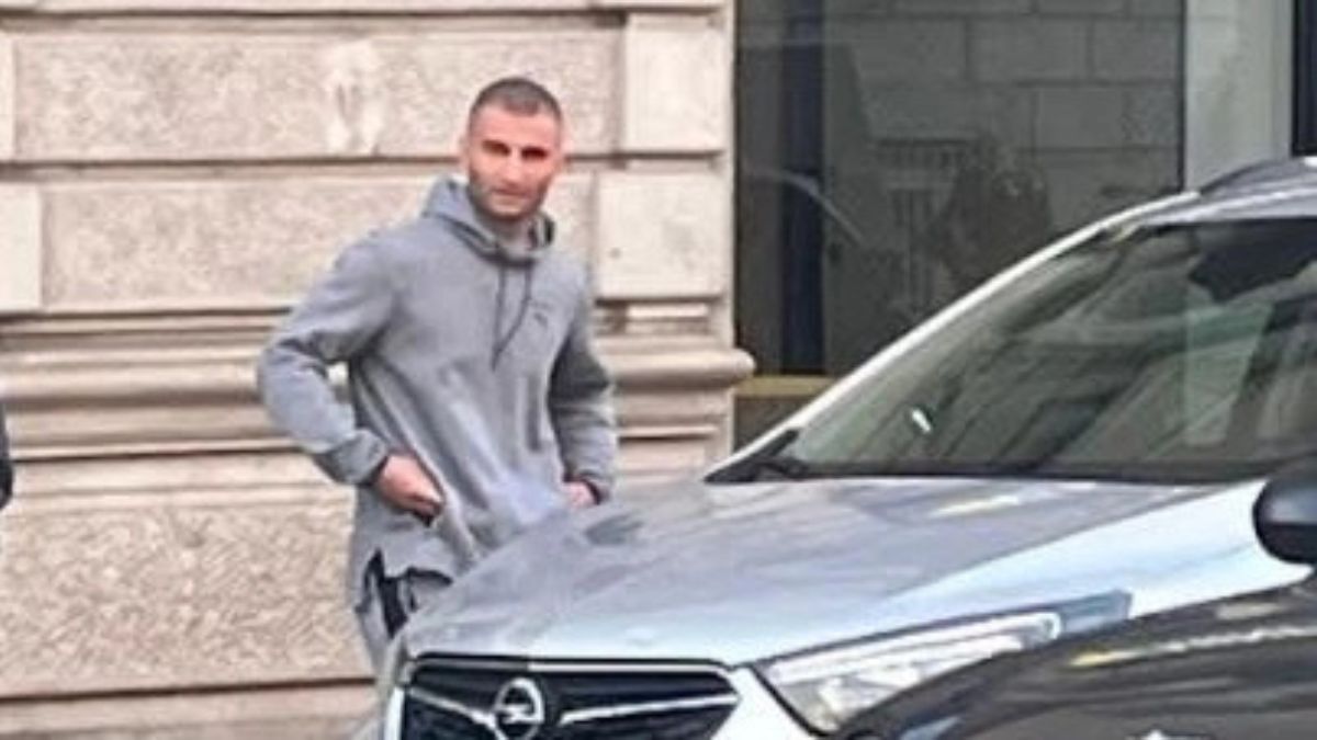 Spari contro l’auto, poi la fuga. Agguato choc in Italia: chi è la vittima Spari contro l’auto, poi la fuga. Agguato choc in Italia: chi è la vittima