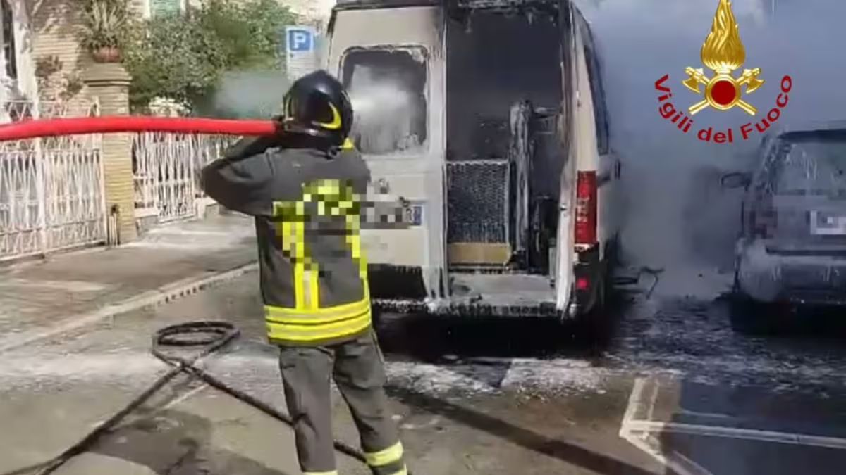 Va a fuoco il pullmino dei disabili, a bordo tante persone: fiamme alte, immagini spaventose Va a fuoco il pullmino dei disabili, a bordo tante persone: fiamme alte, immagini spaventose