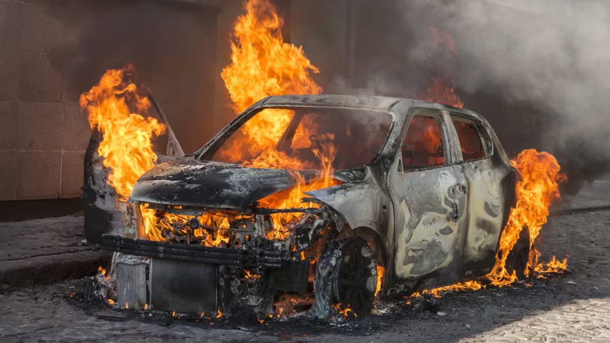 L’auto in fiamme, lei muore carbonizzata: orrore in Italia, poi si scopre la terribile verità L’auto in fiamme, lei muore carbonizzata: orrore in Italia, poi si scopre la terribile verità