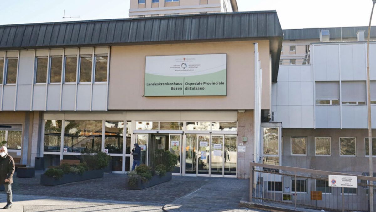 Prima le botte, poi trascinata per i capelli: orrore davanti all’ospedale italiano, sotto gli occhi dei figli Prima le botte, poi trascinata per i capelli: orrore davanti all’ospedale italiano, sotto gli occhi dei figli