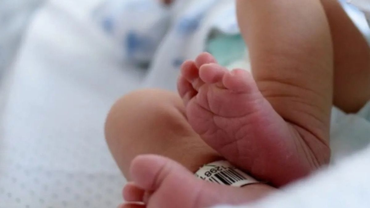 Tragedia in Italia: neonata trovata nel gabinetto, madre indagata per tentato omicidio Tragedia in Italia: neonata trovata nel gabinetto, madre indagata per tentato omicidio