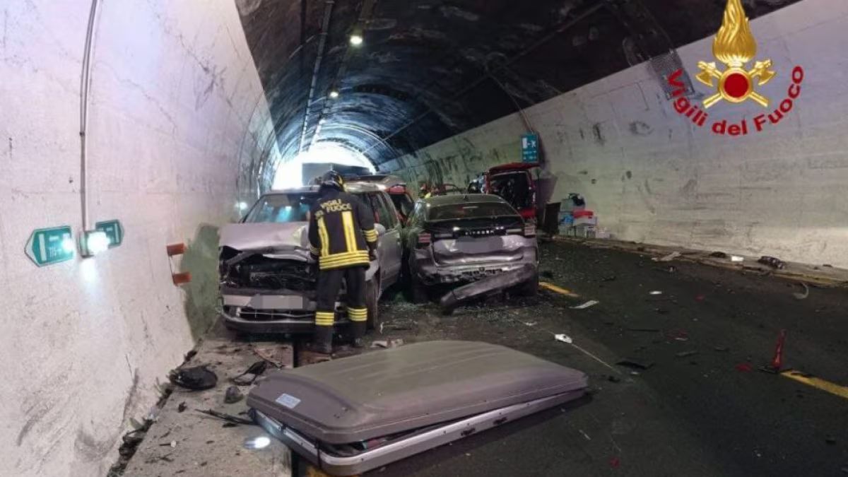 Scontro spaventoso in galleria, tragedia in Italia: a bordo mamma e figlia, schiacciate così Scontro spaventoso in galleria, tragedia in Italia: a bordo mamma e figlia, schiacciate così