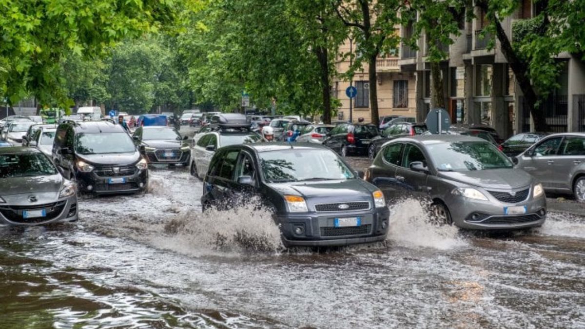 Maltempo in Italia, strade invase dall’acqua e auto bloccate: una città intera nel caos