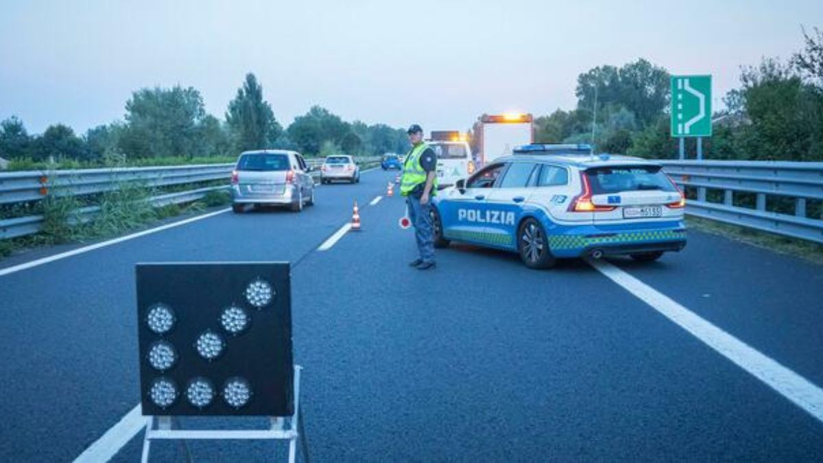Tir contro quattro auto, dramma in Italia: lo scontro è tremendo, traffico paralizzato Tir contro quattro auto, dramma in Italia: lo scontro è tremendo, traffico paralizzato
