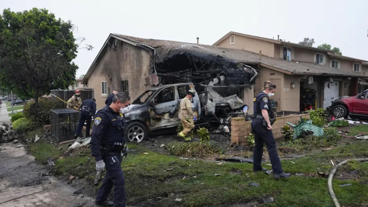 Aereo si schianta sulle case, l’inferno in un istante: morti e feriti, rogo spaventoso Aereo si schianta sulle case, l’inferno in un istante: morti e feriti, rogo spaventoso