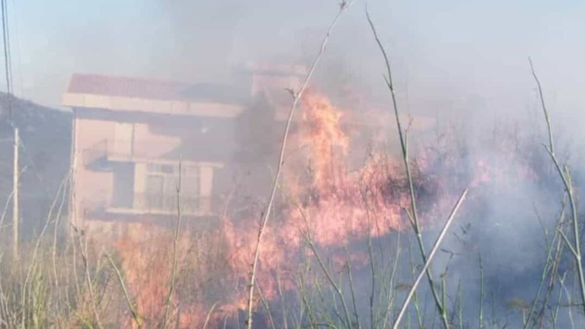 Incendio spaventoso in Italia, le fiamme avvolgono le case e le strade