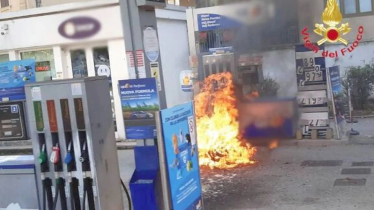 Si ferma a fare benzina e viene avvolto dalle fiamme. Orrore in Italia, l’incendio in un istante