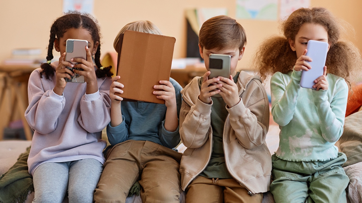 Bambini che usano gli smartphone, ecco che cosa orribile potrebbe succedergli. L’allarme dei medici Bambini che usano gli smartphone, ecco che cosa orribile potrebbe succedergli. L’allarme dei medici
