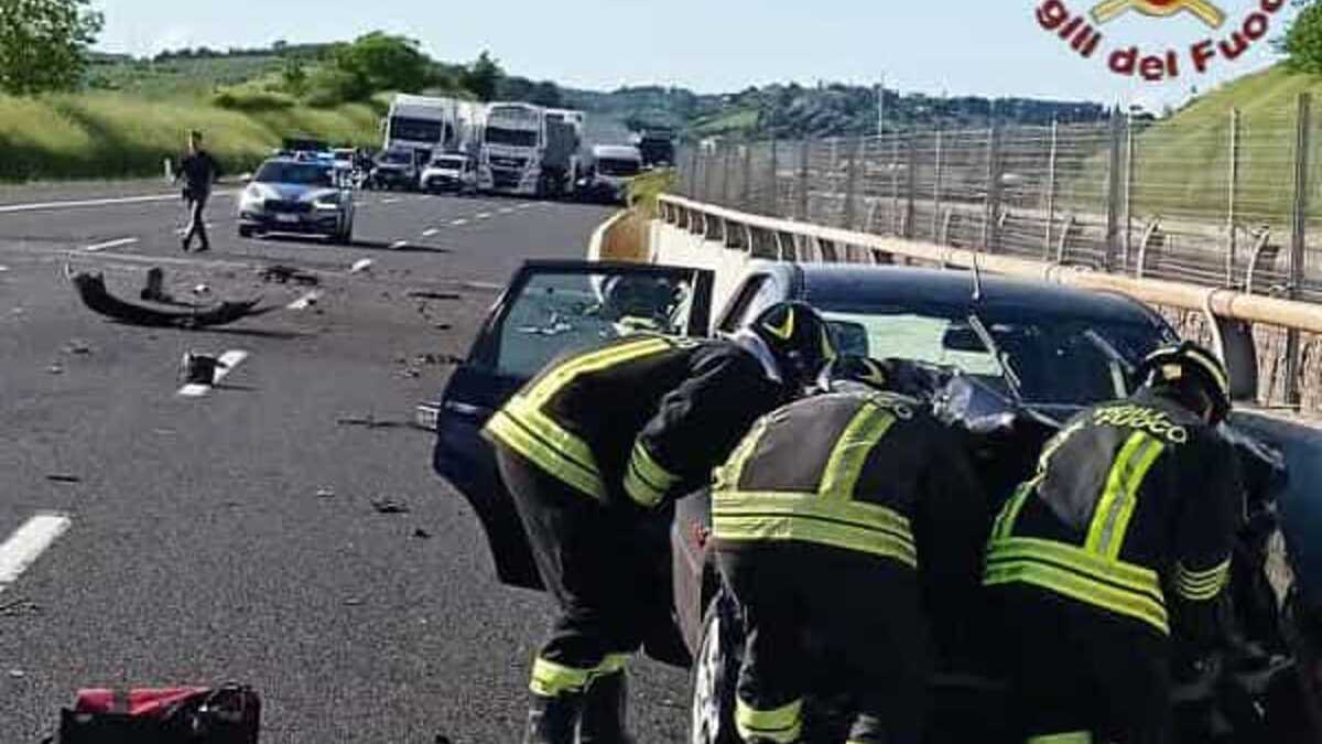 Terribile incidente in autostrada, fortissimo scontro fra tre macchine: la morte arriva in un attimo Terribile incidente in autostrada, fortissimo scontro fra tre macchine: la morte arriva in un attimo