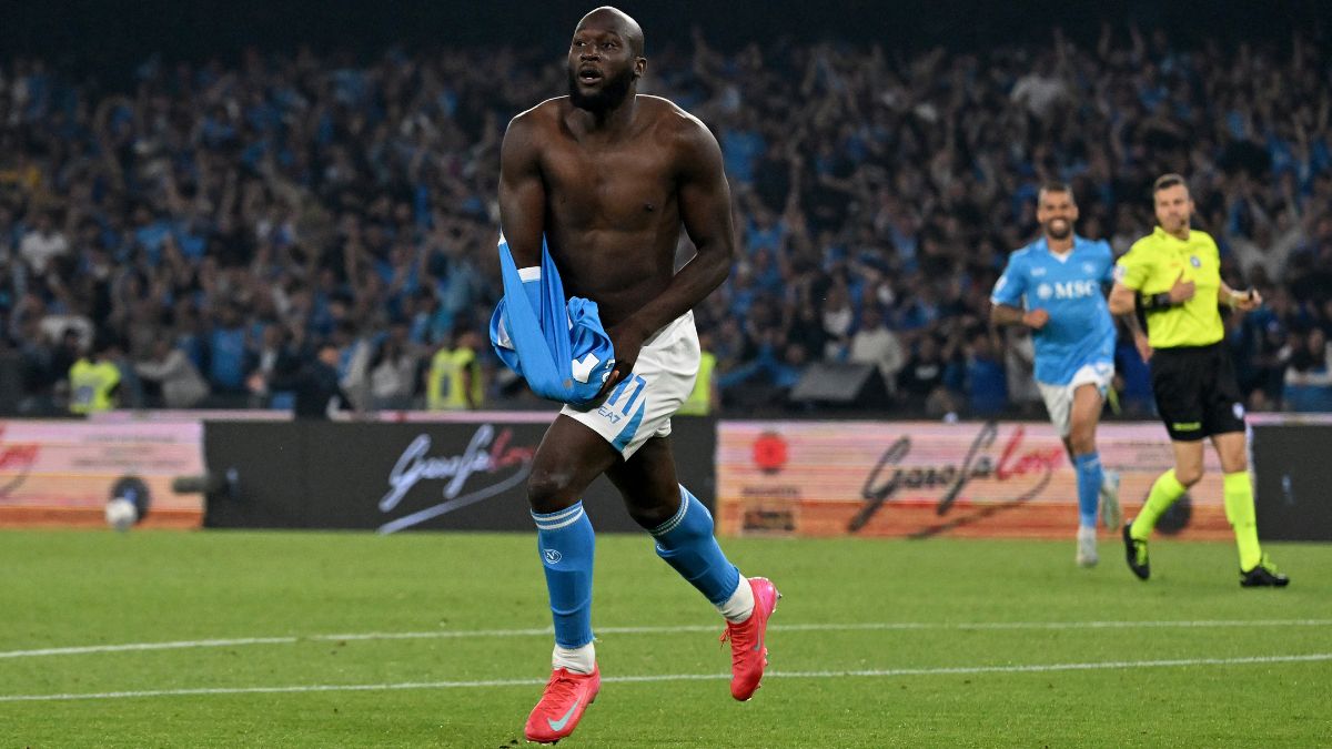 Napoli trionfa, il quarto scudetto fa impazzire la città: la gara decisiva Napoli trionfa, il quarto scudetto fa impazzire la città: la gara decisiva