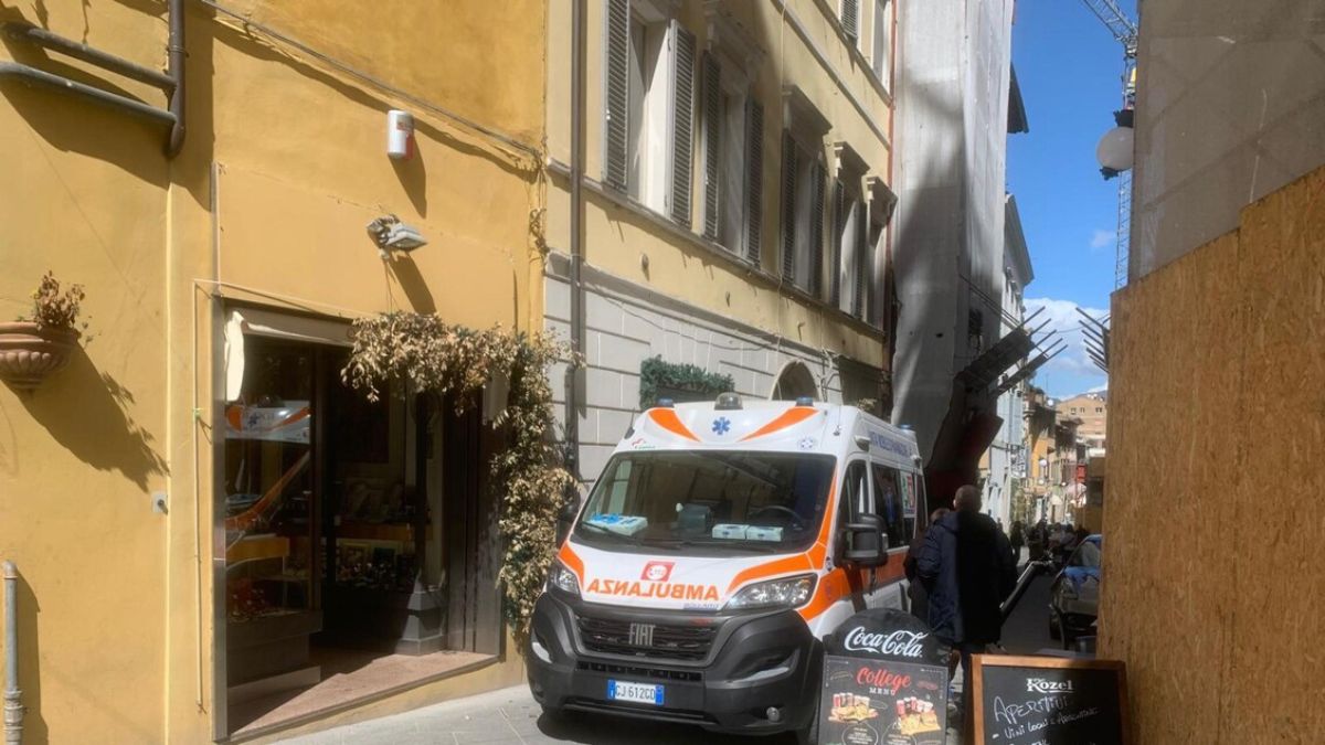 Massacra la moglie e la avvolge nel tappeto per lanciarla dal balcone. Poi la scoperta shock Massacra la moglie e la avvolge nel tappeto per lanciarla dal balcone. Poi la scoperta shock