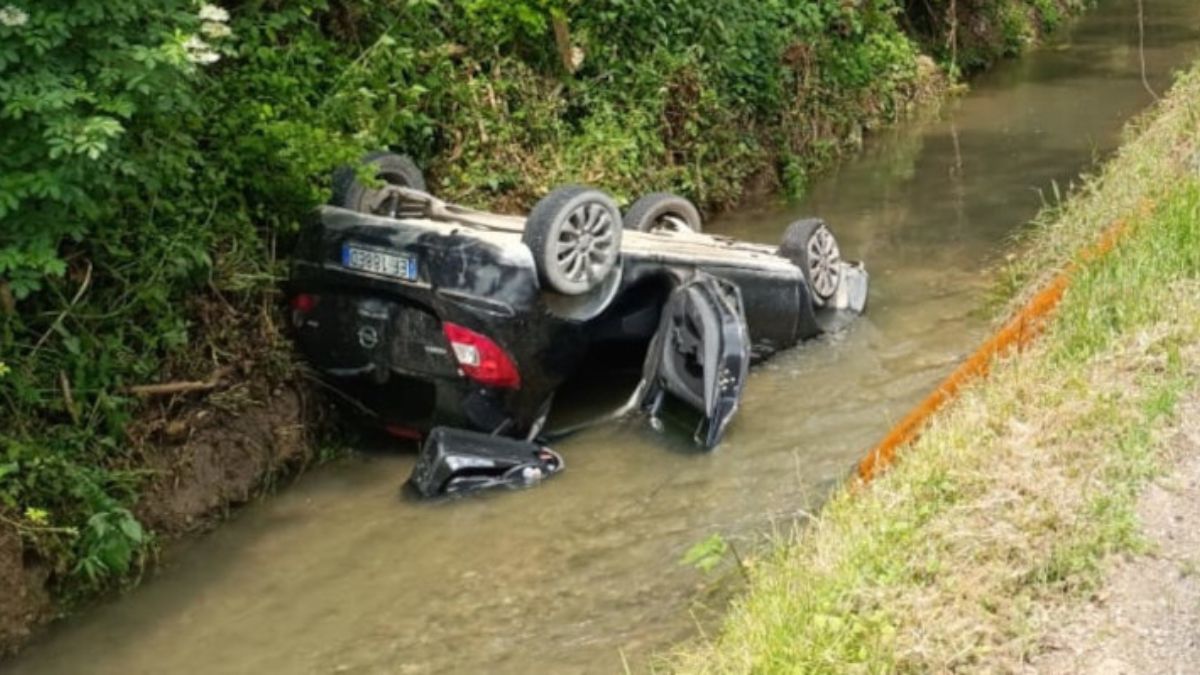 Incidente pauroso, l’auto si ribalta nel canale: la tragedia in un attimo Incidente pauroso, l’auto si ribalta nel canale: la tragedia in un attimo