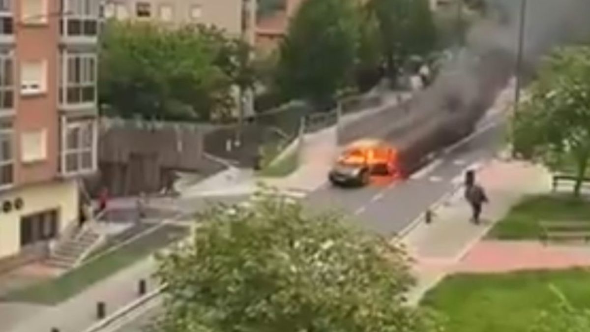 Una scena senza precedenti! La corsa folle in città di un’auto in fiamme Una scena senza precedenti! La corsa folle in città di un’auto in fiamme
