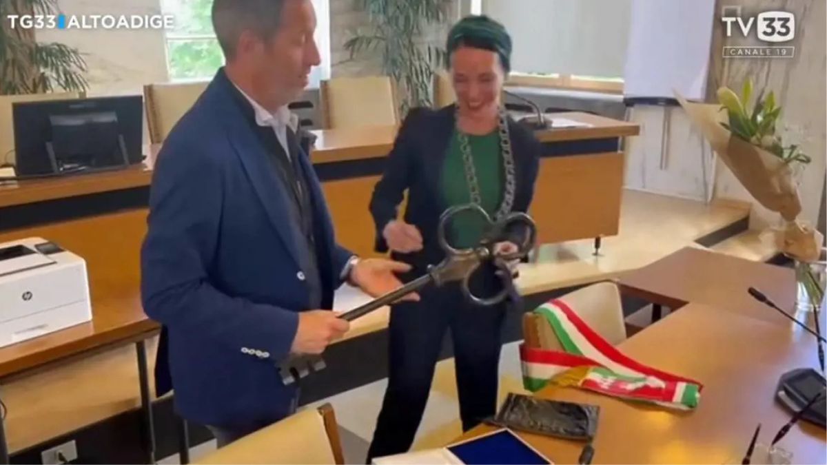 Merano, torna a parlare la sindaca che si è tolta il tricolore: “Non lo rifarei ma ho ragione”