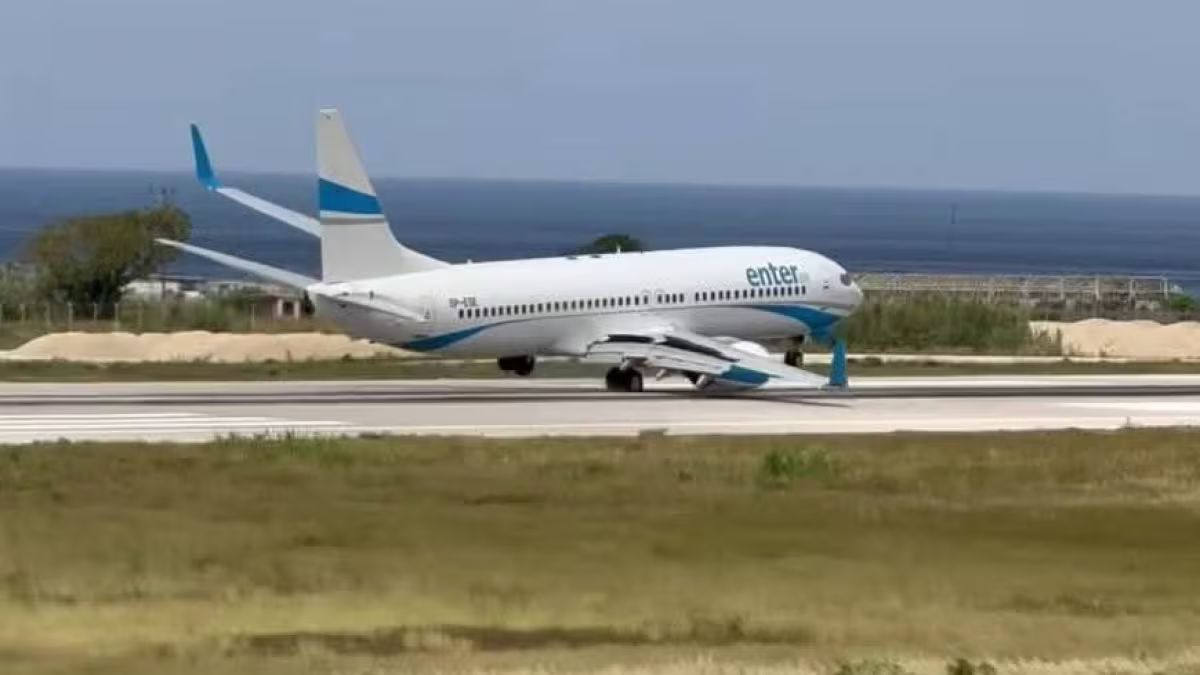 Atterraggio da brividi, aereo rimbalza sulla pista per le raffiche di vento Atterraggio da brividi, aereo rimbalza sulla pista per le raffiche di vento