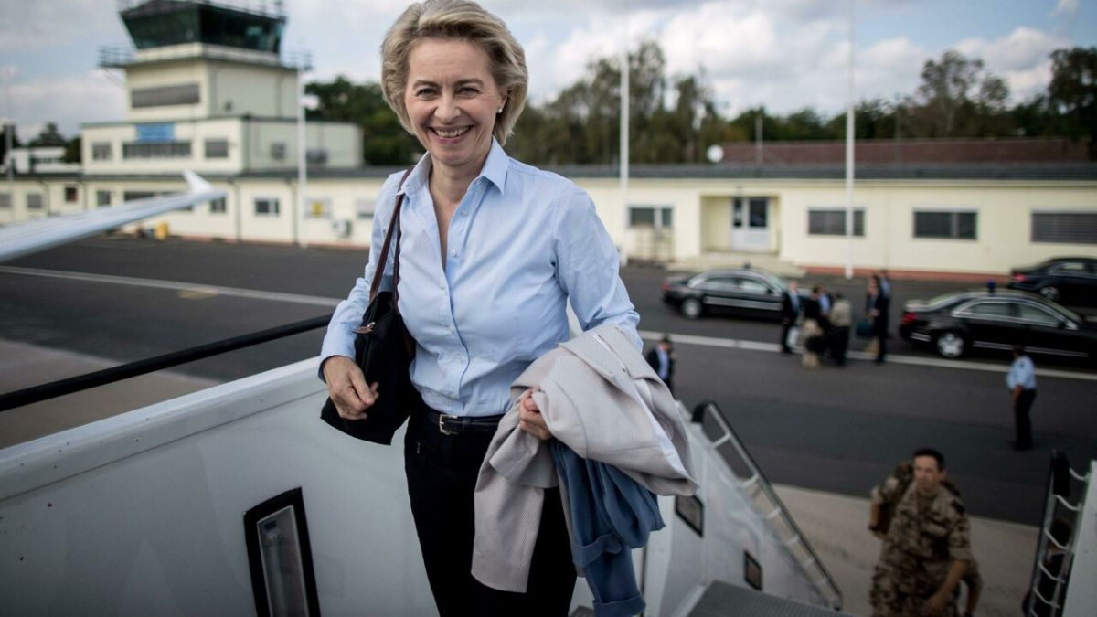 Ursula von der Leyen, nuove accuse: “Vuole il Green Deal ma usa il jet privato per fare meno di 200 chilometri” Ursula von der Leyen, nuove accuse: “Vuole il Green Deal ma usa il jet privato per fare meno di 200 chilometri”