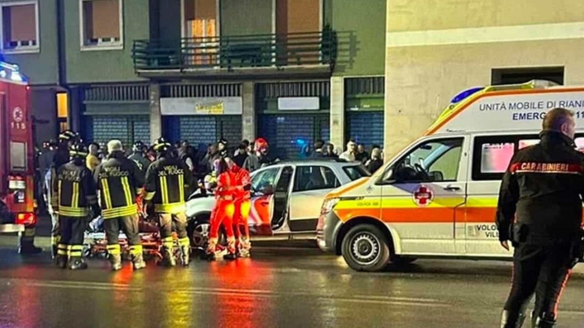 Frontale tra una Porsche e un’utilitaria: 5 feriti e traffico in tilt Frontale tra una Porsche e un’utilitaria: 5 feriti e traffico in tilt
