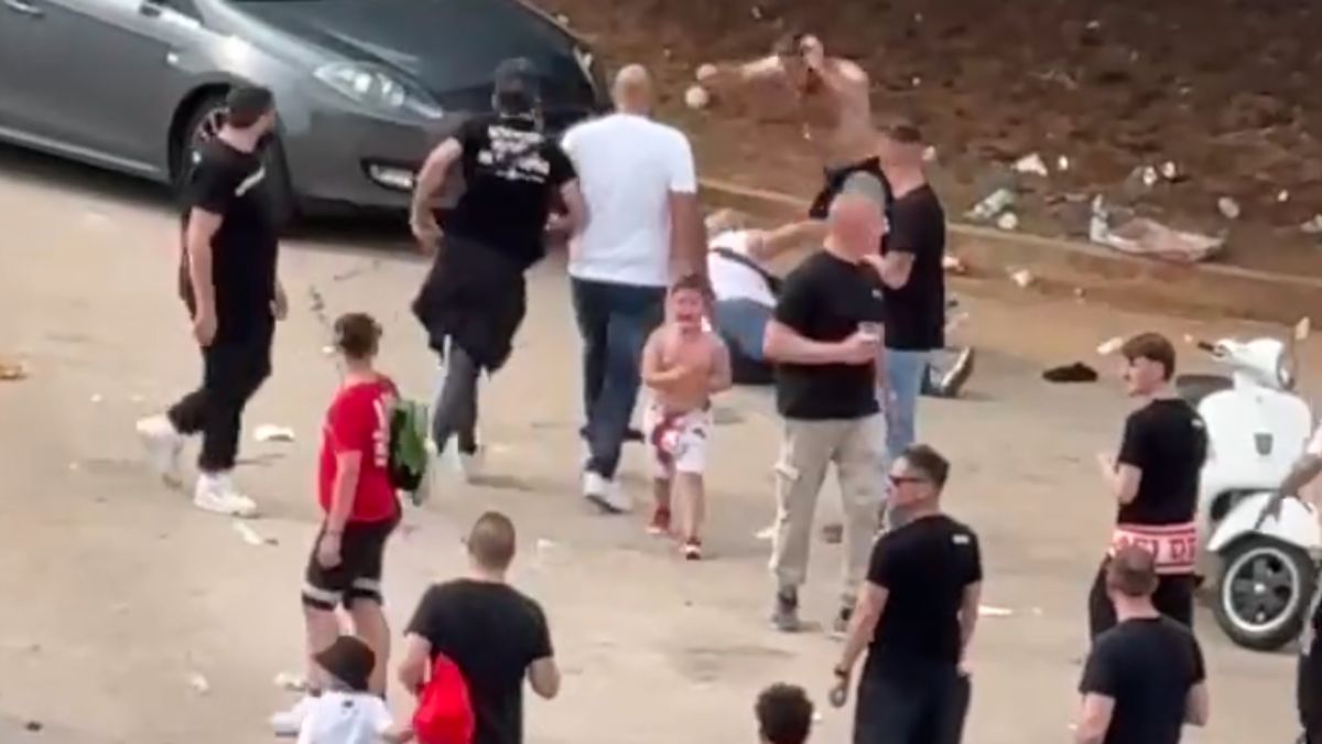 Tifoso picchiato davanti al figlio mentre il bambino piange disperatamente Tifoso picchiato davanti al figlio mentre il bambino piange disperatamente
