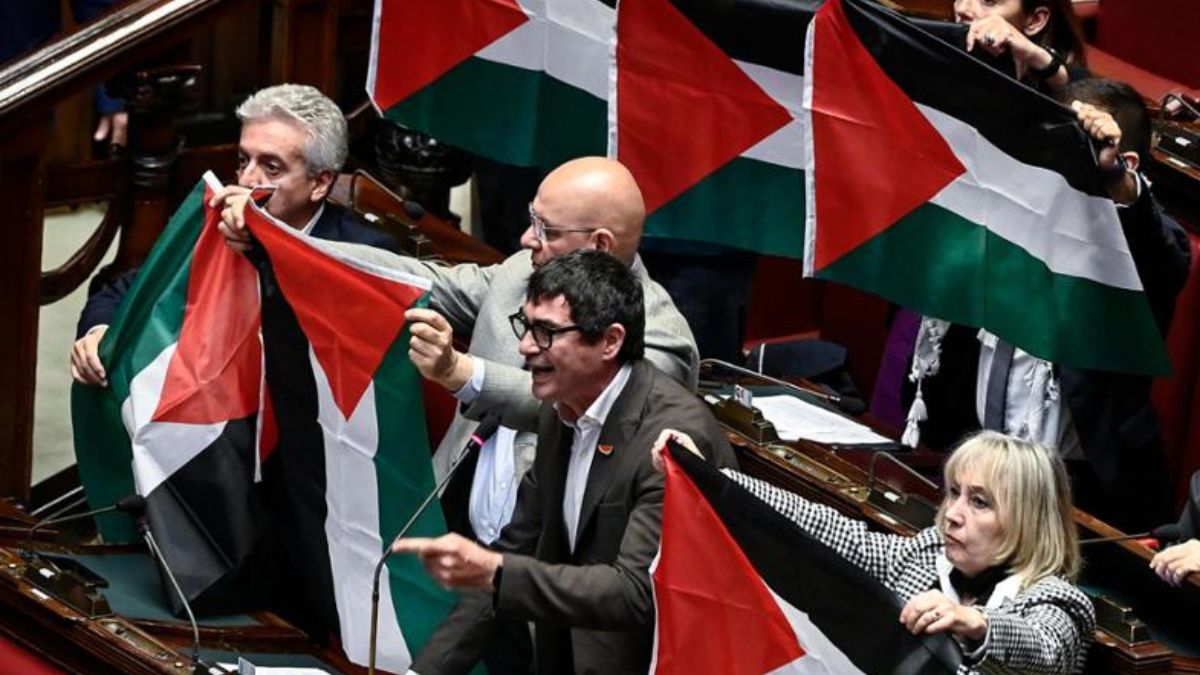 I deputati di Avs mostrano le bandiere della Palestina in Aula, Rampelli toglie parola a Fratoianni