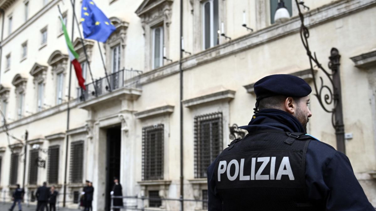 Il Consiglio d’Europa all’Italia: “Studi razzismo tra le forze di polizia”. Esplode la polemica