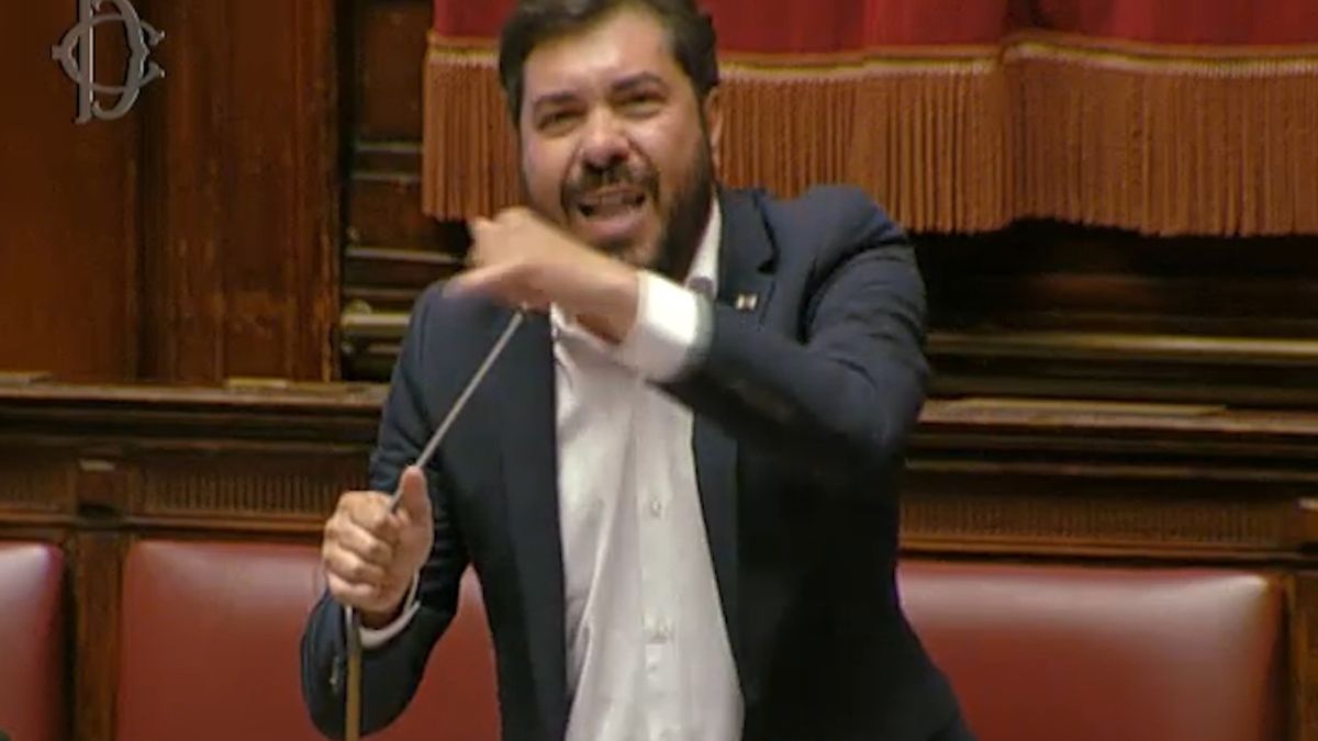 “Se non volete ascoltare andatevene a casa”, il deputato del M5S sbotta: rissa sfiorata alla Camera