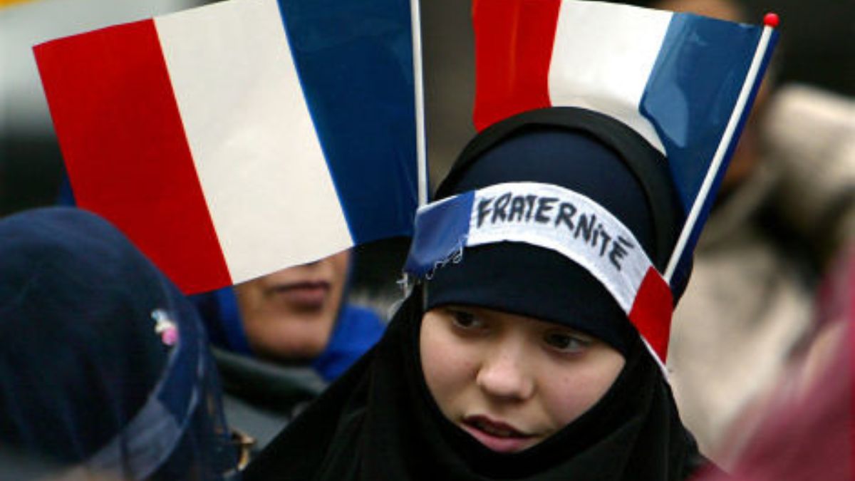 Francia, rapporto dei Servizi segreti sui Fratelli musulmani: “Vogliono imporre la sharia da noi”