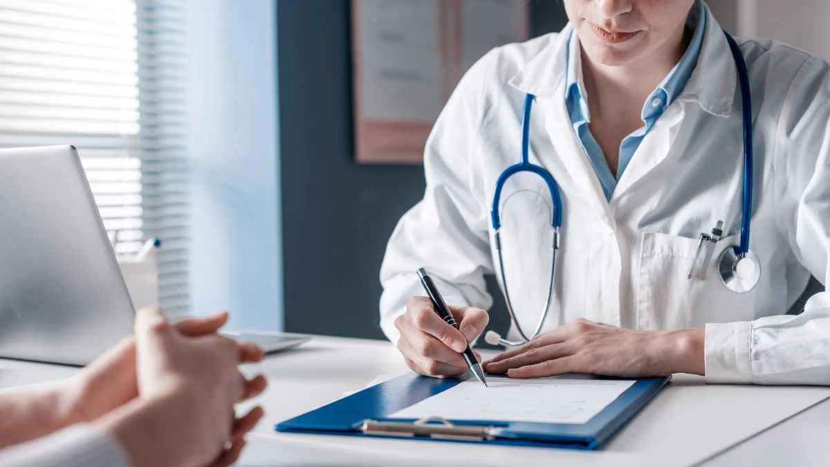 Medici di famiglia, la proposta di riforma: formati dall’università e dipendenti. Cosa cambia