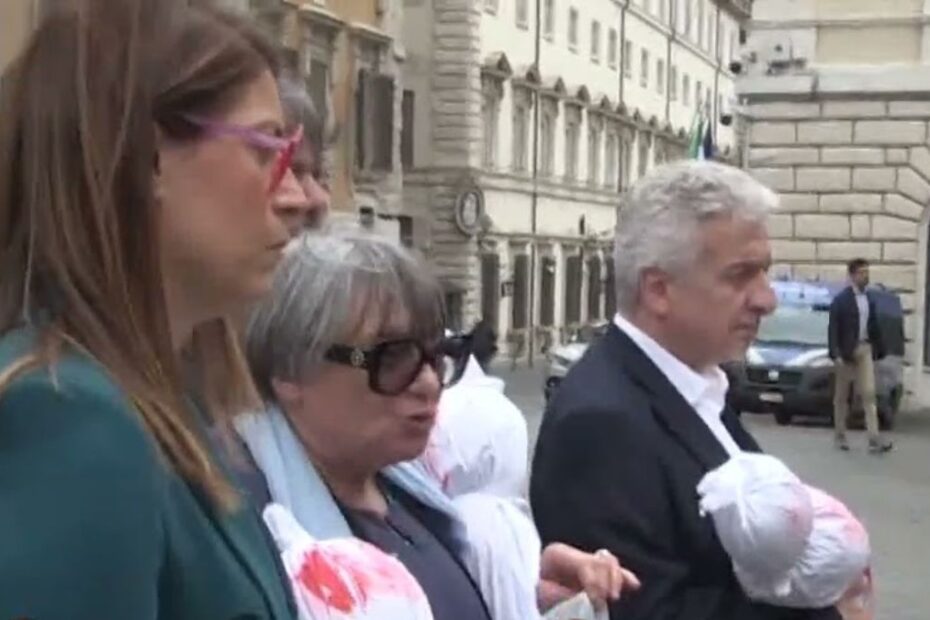 finti cadaveri Montecitorio Gaza