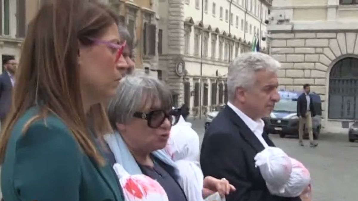 finti cadaveri Montecitorio Gaza
