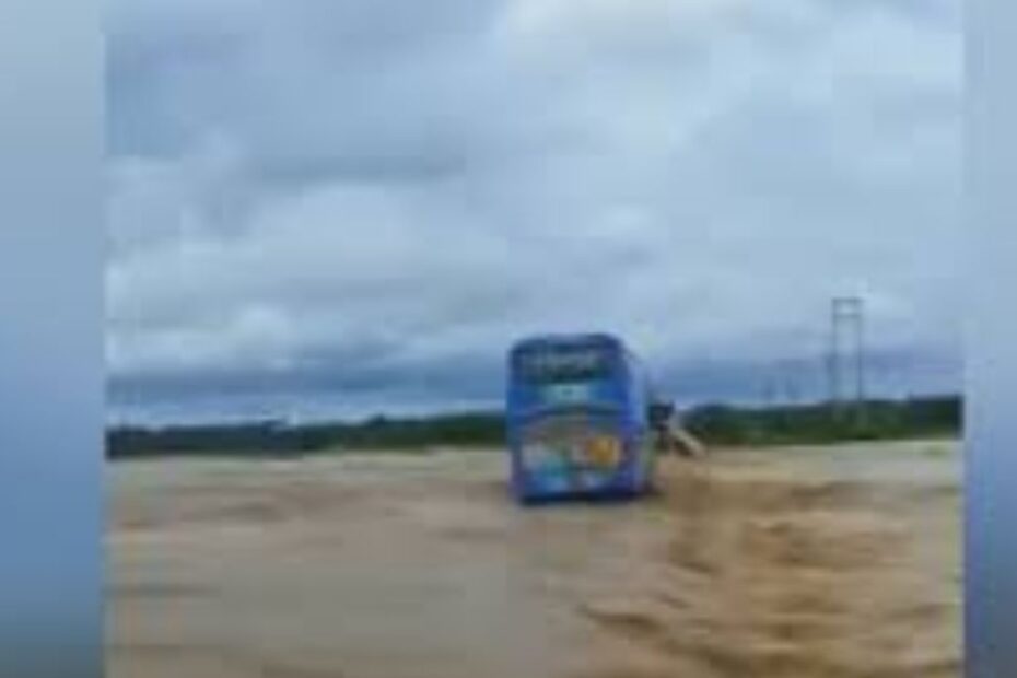 autobus travolto corrente fiume