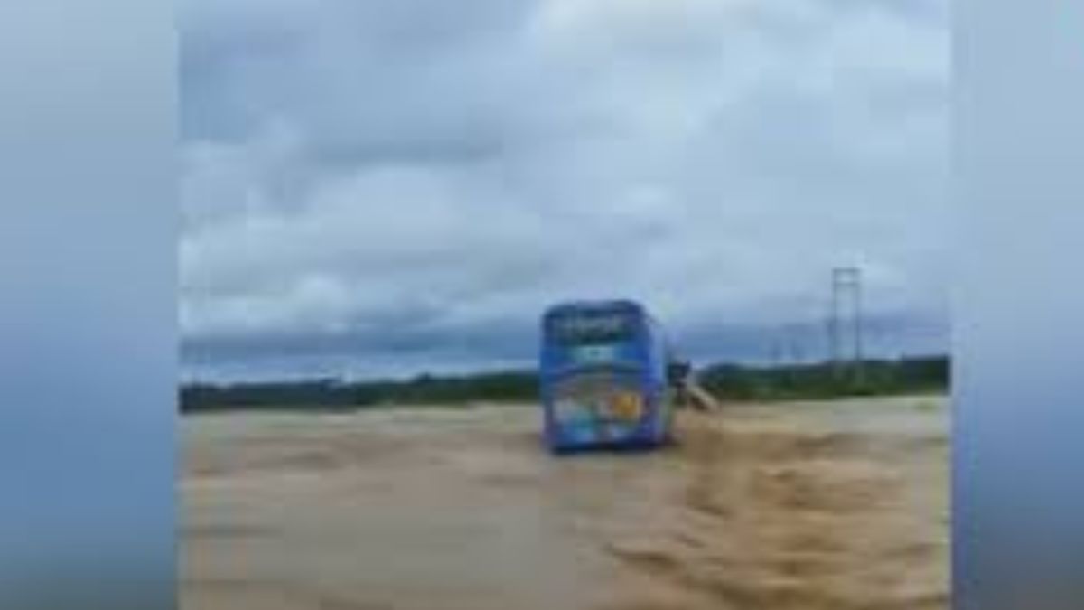 autobus con 40 passeggeri a bordo travolto dalla corrente del fiume da Thesocialpost.it autobus con 40 passeggeri a bordo travolto dalla corrente del fiume