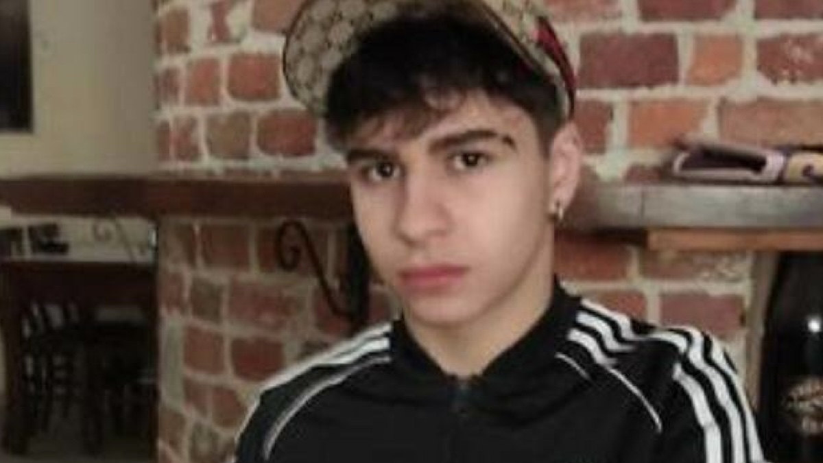 Lorenzo, chi è il 14enne morto dopo la serata con gli amici: i suoi genitori conosciuti in tv Lorenzo, chi è il 14enne morto dopo la serata con gli amici: i suoi genitori conosciuti in tv